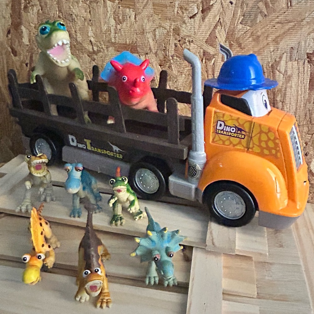 DinoTransporter truck w/sound and 8 dinosaurs